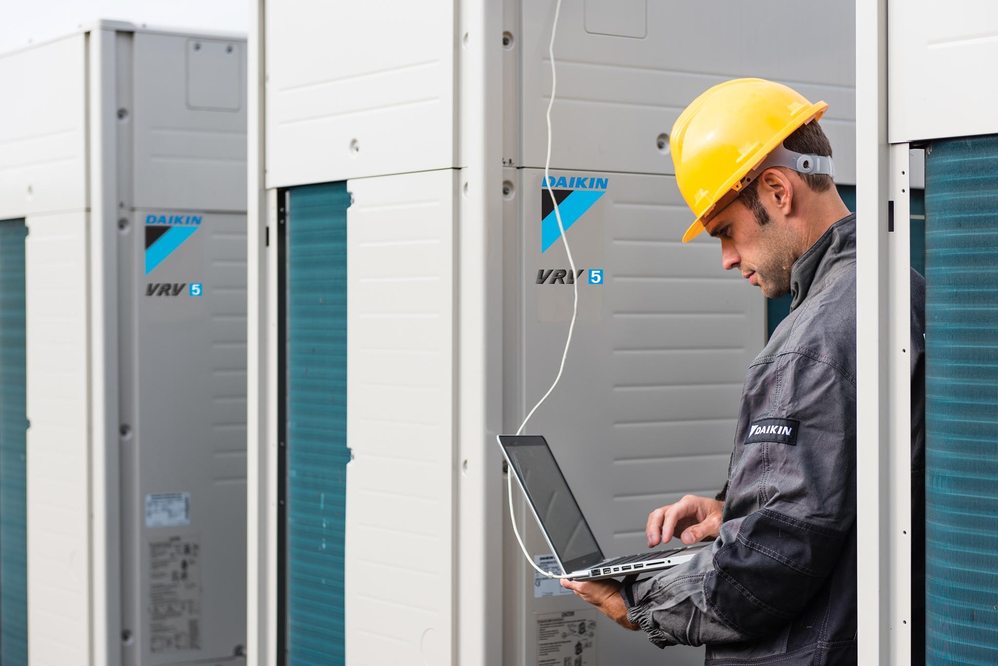 Daikin Techniker nimmt eine Wartung vor