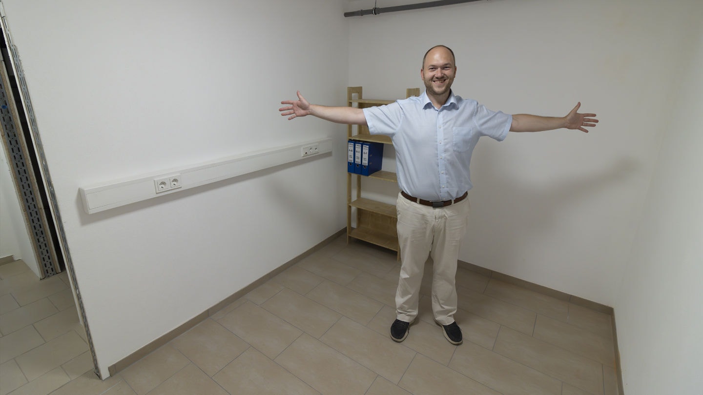 Platzgewinn dank Wärmepumpe: In diesem Raum standen vorher die Öltanks, jetzt freut sich Hartmut Mihm über neuen Stauraum. 