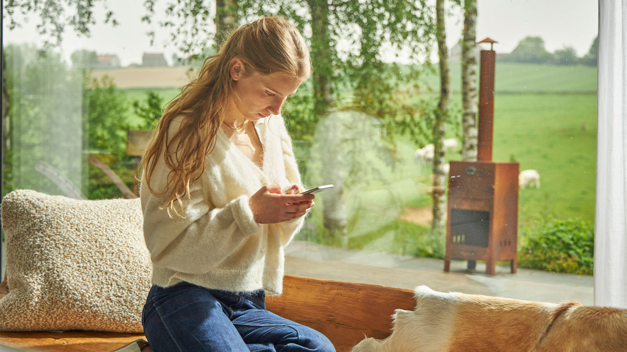 Eine Frau mit ihrem Smartphone
