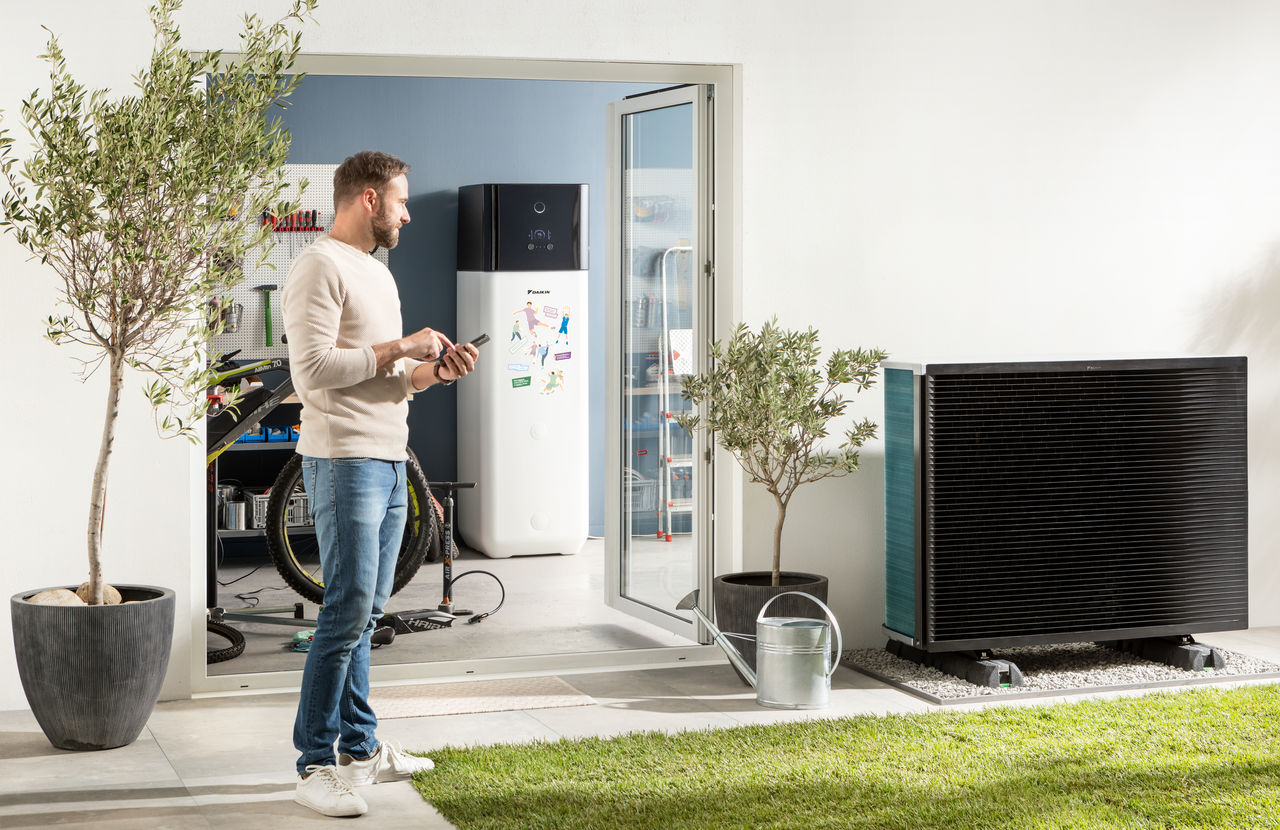 Ein Wärmepumpen-Außengerät im Garten zeigt, wie Wärmepumpen den Wert deiner Immobilie steigern