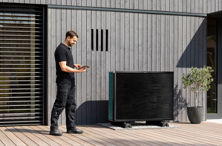 Installateur mit einem Daikin Altherma Außengerät